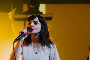 How tall is Lauren Mayberry?